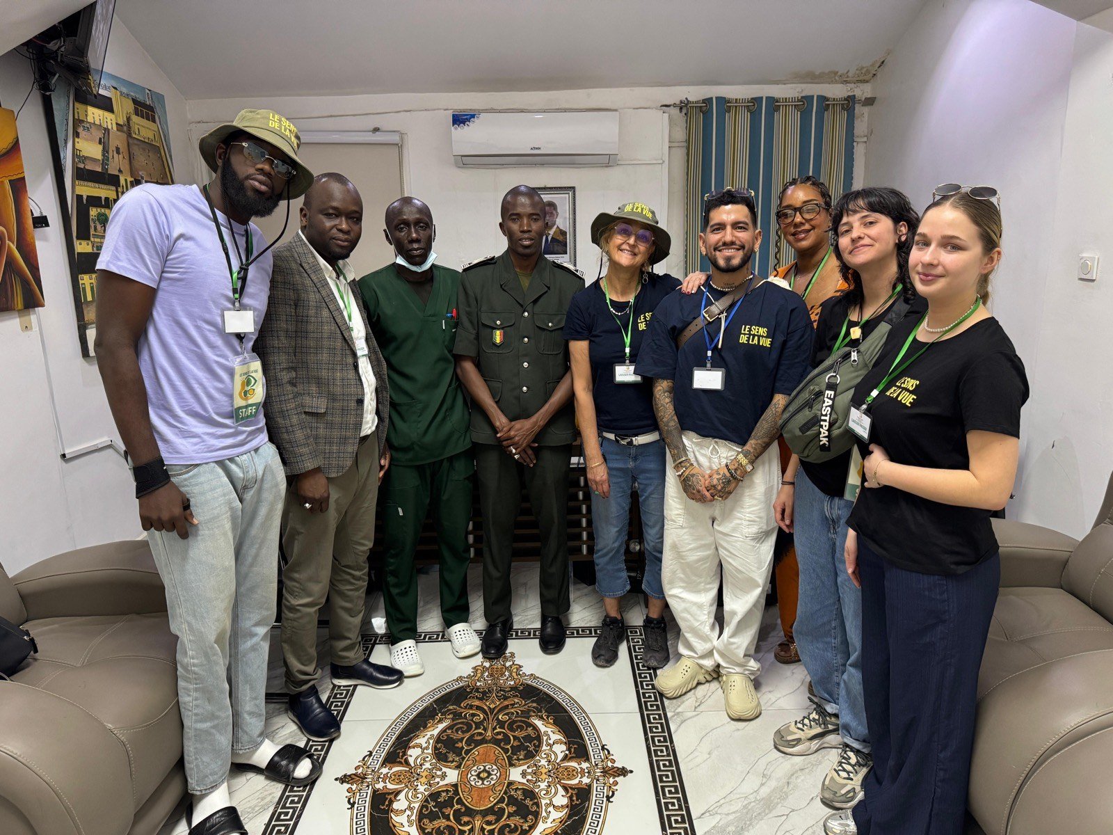 L'équipe du Sens de la Vue avec l'administration pénitentiaire de Dakar