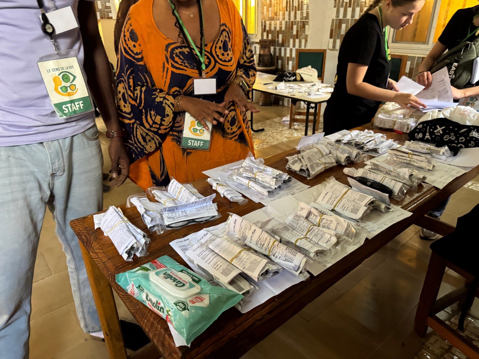 Vérification des pochettes de lunettes avant distribution